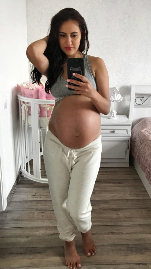 39 weeks pregnant selfie